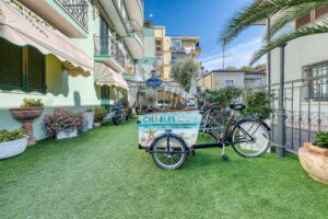 Esterno di Hotel con prato e biciclette, in una giornata di sole